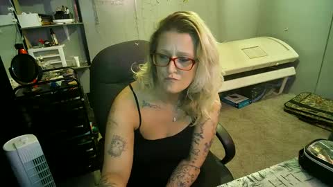 Snapshot of tattooeddirtyteacher chatting on 02-27-25, 01:27 Lisa Lovely online show from 02-27-25, 01:27