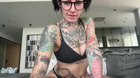 tattooedlucy_ online show from 12-15-25, 07:01