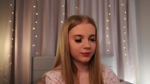 Snapshot of tayelin chatting on 05-15-26, 05:09 Taya online show from 05-15-26, 05:09