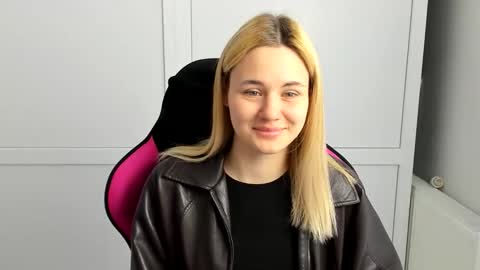 Snapshot of tayla_shy chatting on 05-11-26, 06:52 Tay online show from 05-11-26, 06:52