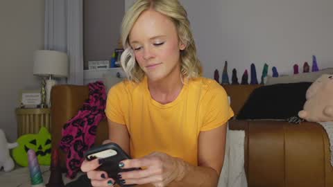 Taylor --  online show from 10-12-25, 10:03