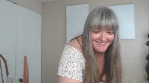 teases online show from 10-05-25, 05:00