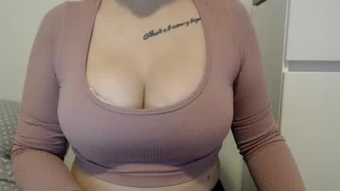 Teeyara  online show from 10-31-25, 09:43