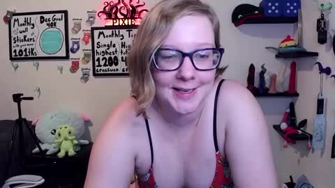 Pixie and Tentacle Overlord online show from 12-22-25, 11:24