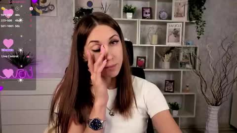 Snapshot of tendermist chatting on 10-22-25, 08:52 Nelly online show from 10-22-25, 08:52