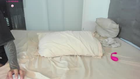 Snapshot of tessa_evanss chatting on 05-10-26, 12:27 Tessa online show from 05-10-26, 12:27