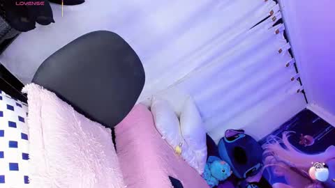 Thalia Girl online show from 11-19-25, 01:05