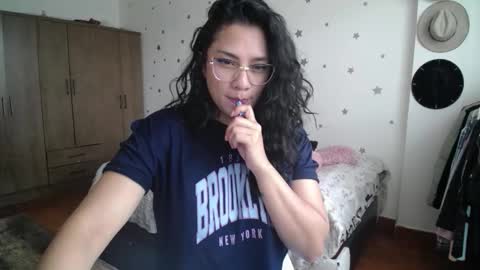 Snapshot of thaliacooper chatting on 11-12-25, 05:13 online show from 11-12-25, 05:13