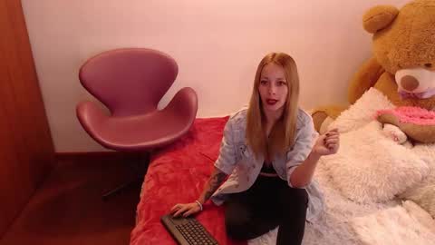 Snapshot of thamarajane1 chatting on 09-15-25, 12:49 online show from 09-15-25, 12:49