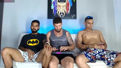 Snapshot of the_golden_boys chatting on 01-09-25, 02:01 SCOTT THEO KAMERON GENDERSON online show from 01-09-25, 02:01