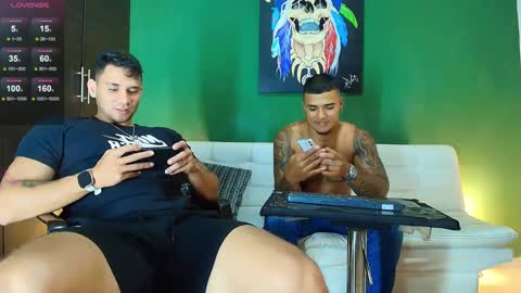 SCOTT  THEO  KAMERON  GENDERSON online show from 11-12-25, 12:55