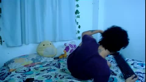 Snapshot of the_r00m chatting on 11-05-25, 11:05 Jaime Angela online show from 11-05-25, 11:05