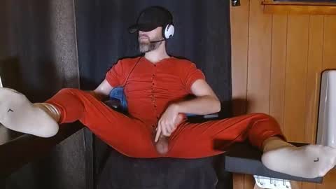 Snapshot of thebarefootgamer chatting on 01-06-25, 04:36 Blue and Red online show from 01-06-25, 04:36