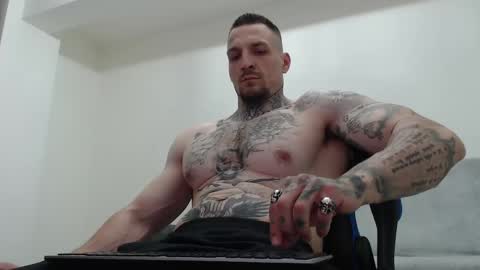 Snapshot of thebestmuscles chatting on 05-19-26, 07:42 John online show from 05-19-26, 07:42