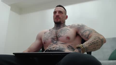 Snapshot of thebestmuscles chatting on 05-31-26, 05:53 John online show from 05-31-26, 05:53