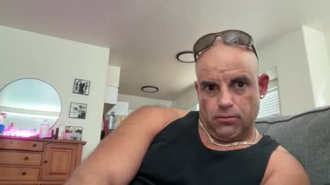 Snapshot of thebuzz777 chatting on 10-28-25, 10:45 theBuzz777 online show from 10-28-25, 10:45