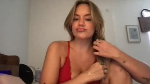 Snapshot of thecamilarhodes chatting on 05-12-26, 10:18 thecamilarhodes online show from 05-12-26, 10:18