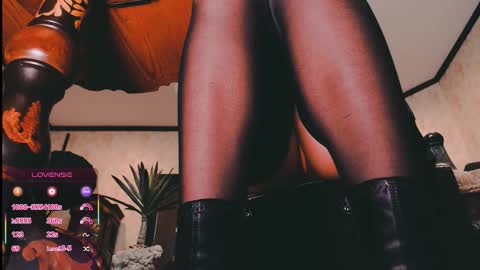 Snapshot of thecamwoman chatting on 01-09-26, 10:22 Joan online show from 01-09-26, 10:22