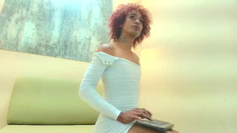 Snapshot of thee_queen1 chatting on 10-27-25, 05:00 thee_queen1 online show from 10-27-25, 05:00
