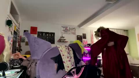 Snapshot of theeking_venus chatting on 12-21-24, 03:25 KIng Venus online show from 12-21-24, 03:25