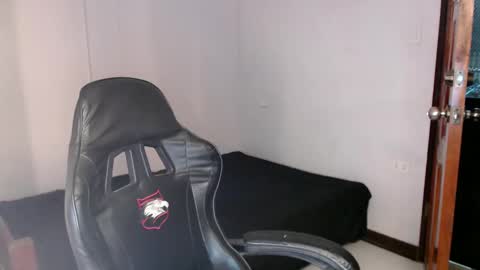 Snapshot of thefriskyasian chatting on 01-02-25, 04:56 Jaycee online show from 01-02-25, 04:56