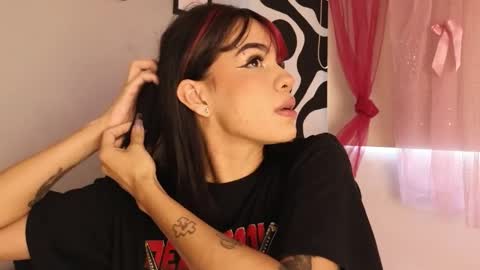 Snapshot of thehousex chatting on 03-24-26, 02:22 Meghan and Graham3 online show from 03-24-26, 02:22