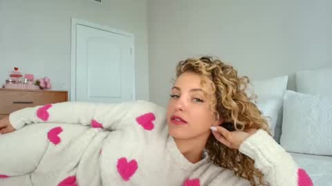 Snapshot of theislandgirl chatting on 01-10-25, 08:04 Lily Marie online show from 01-10-25, 08:04
