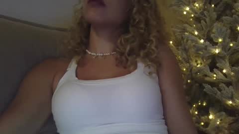 Snapshot of theislandgirl chatting on 03-05-25, 12:16 Lily Marie online show from 03-05-25, 12:16
