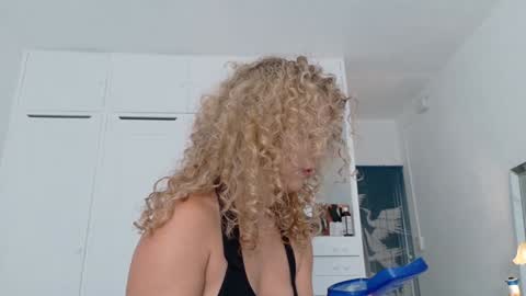 Snapshot of theislandgirl chatting on 04-12-26, 10:48 Lily Marie online show from 04-12-26, 10:48
