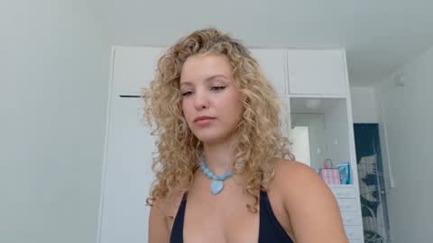 Snapshot of theislandgirl chatting on 05-01-26, 03:49 Lily Marie online show from 05-01-26, 03:49