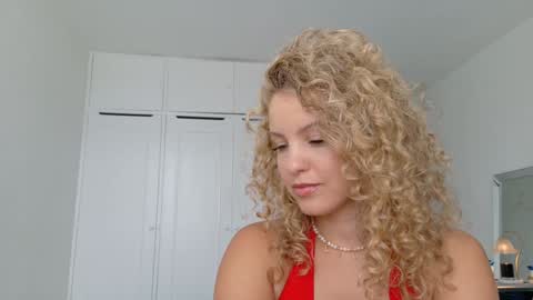 Snapshot of theislandgirl chatting on 05-04-26, 04:36 Lily Marie online show from 05-04-26, 04:36