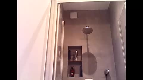 Snapshot of thenewdude1992 chatting on 10-04-25, 06:39 thenewdude1992 online show from 10-04-25, 06:39