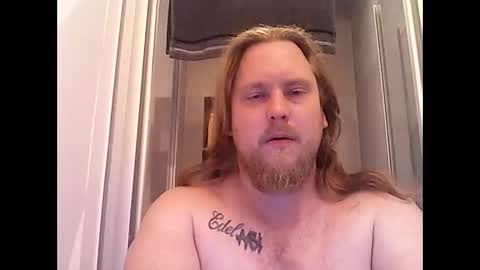 Snapshot of thenewdude1992 chatting on 10-14-25, 09:15 thenewdude1992 online show from 10-14-25, 09:15