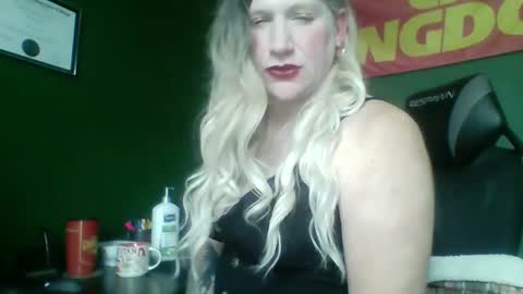 Snapshot of thenickshow chatting on 02-12-25, 08:29 Nikki CD online show from 02-12-25, 08:29