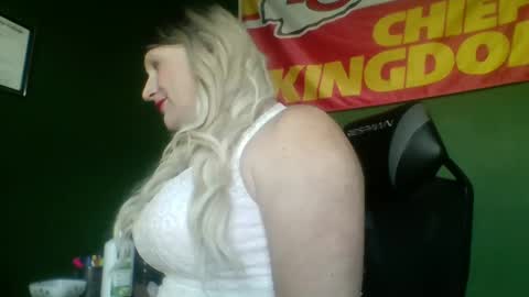 Snapshot of thenickshow chatting on 02-13-25, 02:42 Nikki CD online show from 02-13-25, 02:42