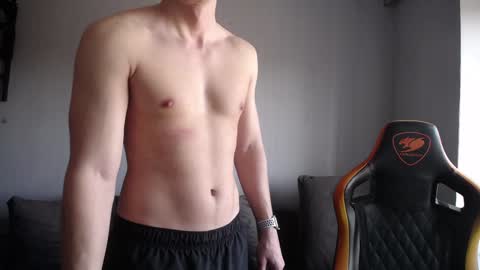 Snapshot of theroadtomars chatting on 02-08-25, 11:33 Nick online show from 02-08-25, 11:33