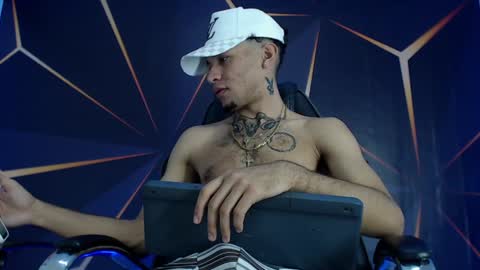 Snapshot of theskinny8inch_ chatting on 01-26-25, 06:28 theskinny8inch_ online show from 01-26-25, 06:28