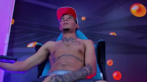 Snapshot of theskinny8inch_ chatting on 10-19-25, 10:43 theskinny8inch_ online show from 10-19-25, 10:43