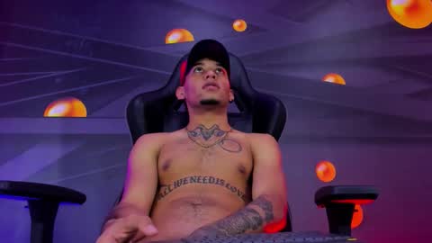 Snapshot of theskinny8inch_ chatting on 10-20-25, 11:05 theskinny8inch_ online show from 10-20-25, 11:05