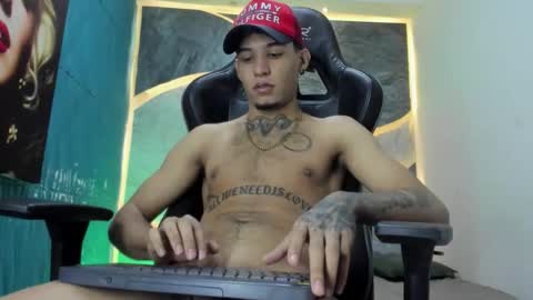 Snapshot of theskinny8inch_ chatting on 10-25-25, 11:10 theskinny8inch_ online show from 10-25-25, 11:10