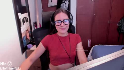 Snapshot of thetropicalseduction chatting on 04-10-26, 09:41 Nicole online show from 04-10-26, 09:41