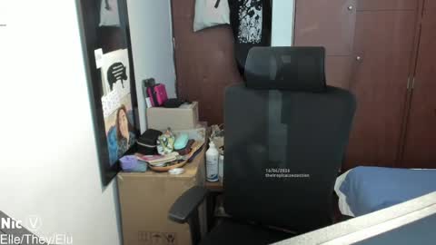 Snapshot of thetropicalseduction chatting on 04-16-26, 08:31 Nicole online show from 04-16-26, 08:31