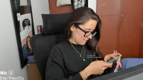Snapshot of thetropicalseduction chatting on 04-21-26, 07:06 Nicole online show from 04-21-26, 07:06