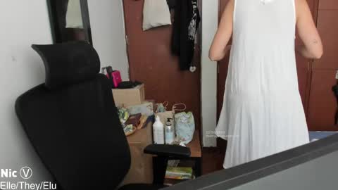 Snapshot of thetropicalseduction chatting on 04-22-26, 03:02 Nicole online show from 04-22-26, 03:02
