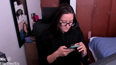 Snapshot of thetropicalseduction chatting on 05-01-26, 05:17 Nicole online show from 05-01-26, 05:17