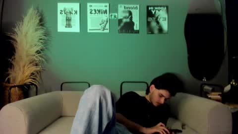 Snapshot of thiaan__ chatting on 11-01-25, 12:01 thiaan__ online show from 11-01-25, 12:01