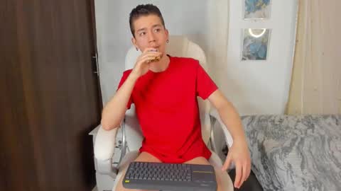 Snapshot of thiago_james69 chatting on 10-08-25, 11:13 Manuel online show from 10-08-25, 11:13