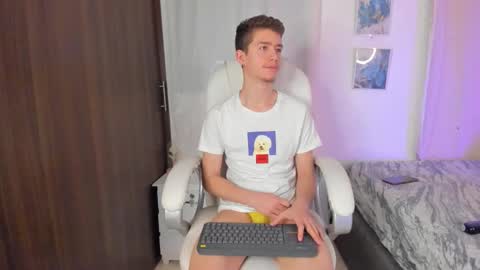 Snapshot of thiago_james69 chatting on 10-13-25, 02:11 Manuel online show from 10-13-25, 02:11