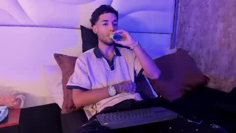 Snapshot of thiagoferreti_ chatting on 05-05-26, 03:25 ThiagoFerreti online show from 05-05-26, 03:25