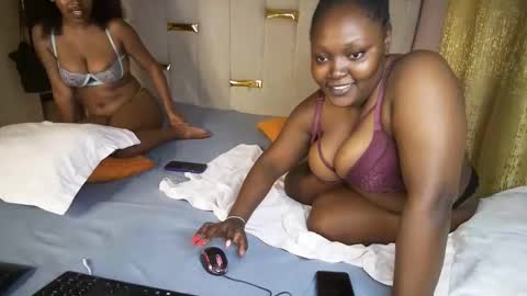 Snapshot of thick_n_flirty chatting on 04-15-26, 08:10 thick_n_flirty online show from 04-15-26, 08:10